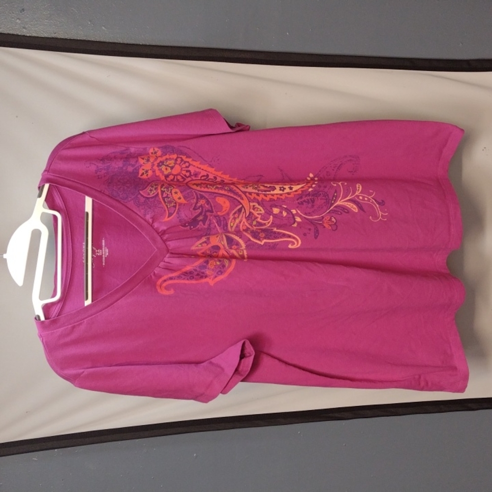 Cute fuchsia vee neck tee